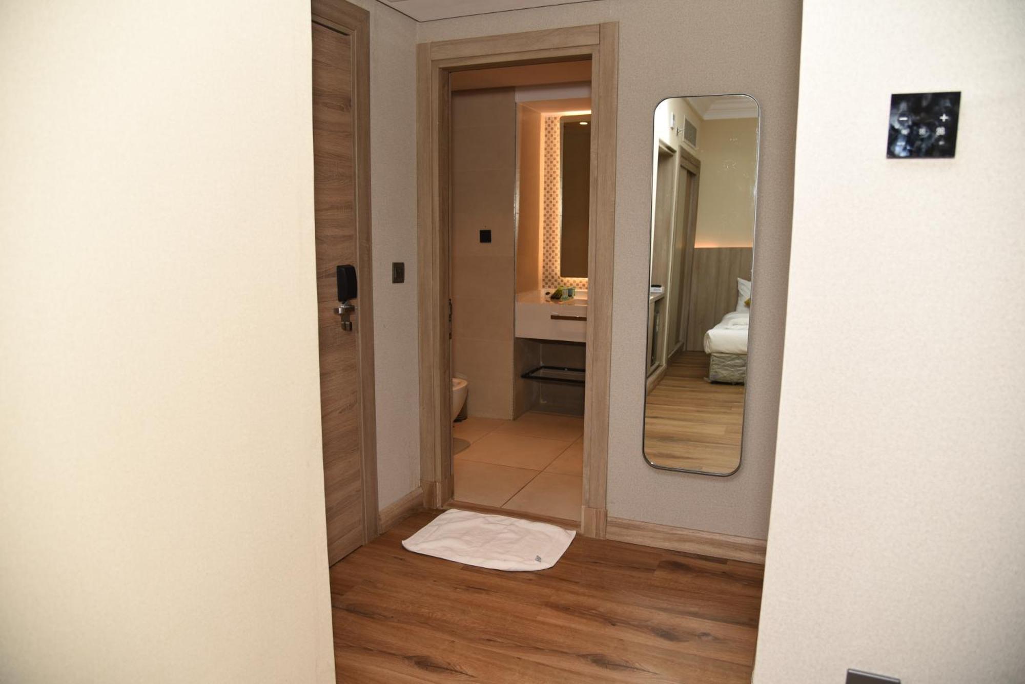 Roya Al Andalus Hotel Medina Exterior photo A room at the hotel