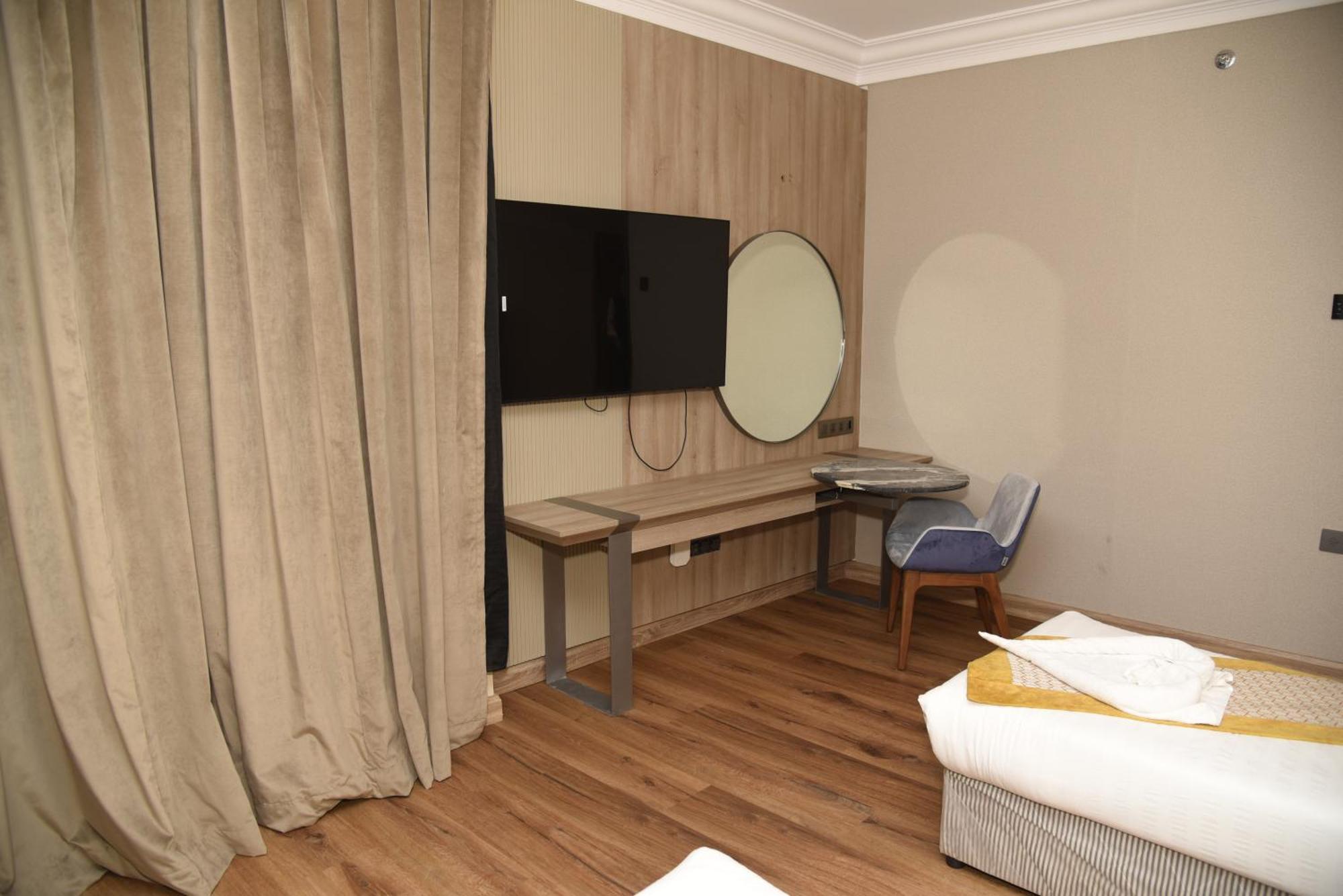 Roya Al Andalus Hotel Medina Exterior photo A room at the hotel